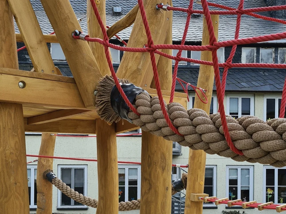 Kletterspielgerät aus Holz mit Seilnetz und Kletterseilen für Spielplatz, hochwertige Outdoor-Spielgeräte für Kinder in öffentlicher Anlage.