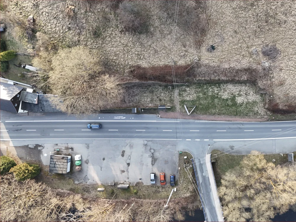 Drohnenaufnahme eines Grundstücks an Hauptstraße mit vorbereiteten Flächen zur Revitalisierung und Erschließung für zukünftige Bauprojekte.
