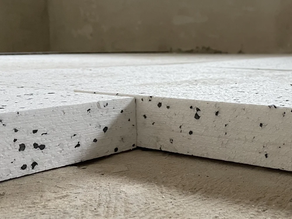 Wärmedämmplatte aus EPS (Styropor) mit integrierten Zuschlagstoffen zur Trittschall- und Wärmedämmung im Bodenaufbau für energieeffizienten Neubau und Sanierung.