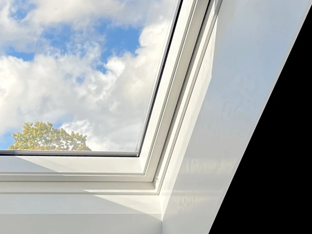 Modernes Dachfenster im ausgebauten Dachgeschoss mit sauberem Innenanschluss und Klapplösung, sorgt für natürliche Belichtung und energieeffiziente Wohnräume.