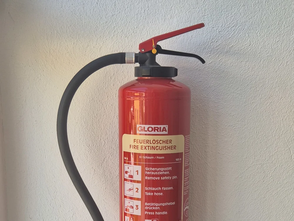 Feuerlöscher zur Wandmontage im Innenbereich, moderne Brandschutzausstattung für Gebäude zur schnellen Brandbekämpfung und Erhöhung der Sicherheit.