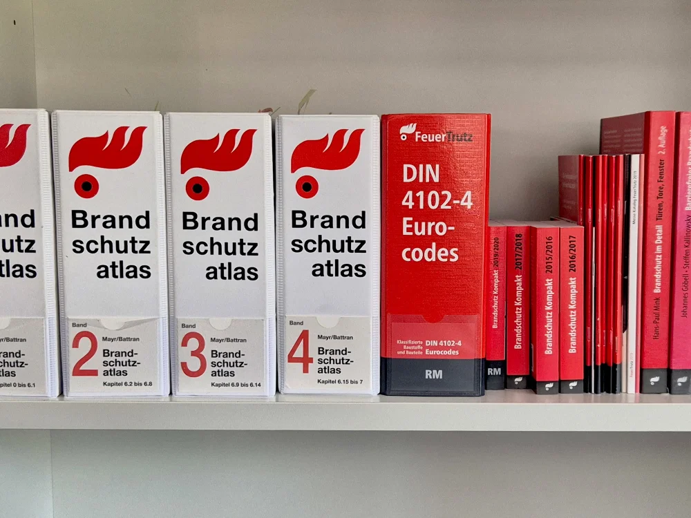 Fachliteratur zum Thema Brandschutz mit Brandschutzatlas, DIN 4102 und Eurocodes in geordneter Regalaufstellung für Planung, Bau und Sicherheitsvorschriften.